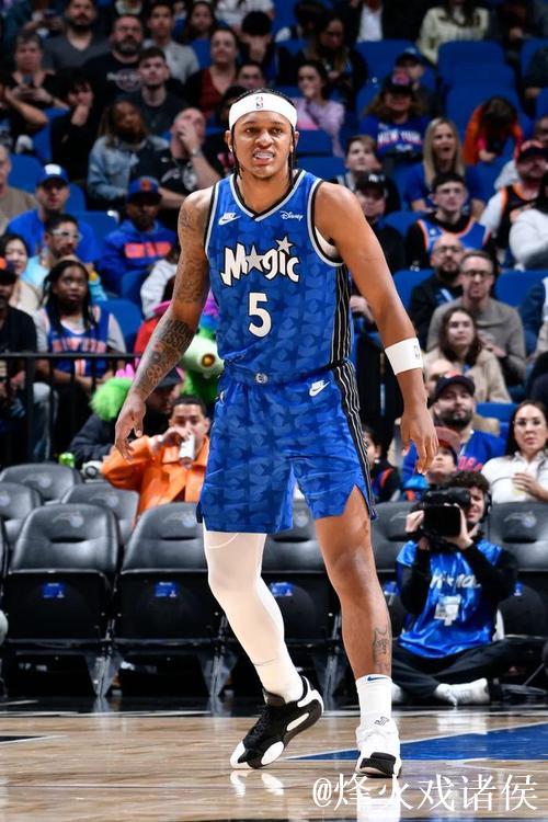 小史密斯身着蓝色Select3.0，高效斩获16分10篮板4助攻